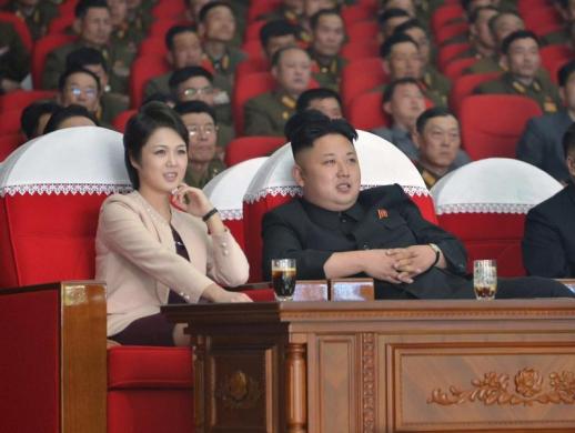 Nhà lãnh đạo Triều Tiên Kim Jong Un và vợ Ri Sol Ju xem một buổi biểu diễn nghệ thuật tại Cung văn hóa 25/4 ở thủ đô Bình Nhưỡng.