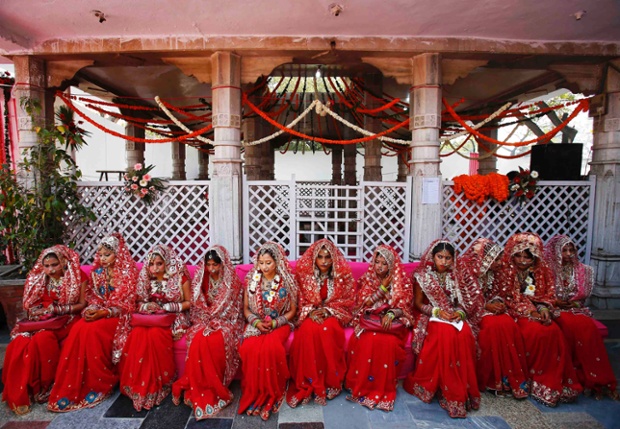 Các cô dâu chờ tham gia lễ cưới tập thể tại một ngôi đền ở Delhi, Ấn Độ.