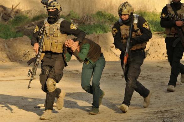 Các thành viên của lực lượng đặc nhiệm Iraq bắt giữ một phiến quân Hồi giáo trong cuộc truy quét ở Baghdad.