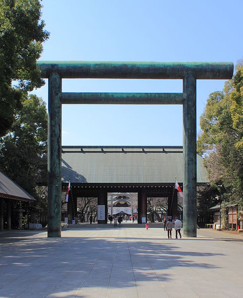 Nằm ở phía Tây của ngôi đền là cổng Daini Torii. Cổng này được xây dựng vào năm 1887 để thay thế cổng bằng gỗ có từ trước đó và trở thành cổng Torii bằng đồng lớn nhất Nhật Bản. 