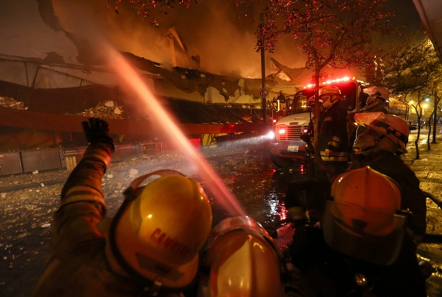 Lính cứu hỏa cố gắng dập tắt đám cháy bùng phát tại chợ Corona ở Guadalajara, Mexico.