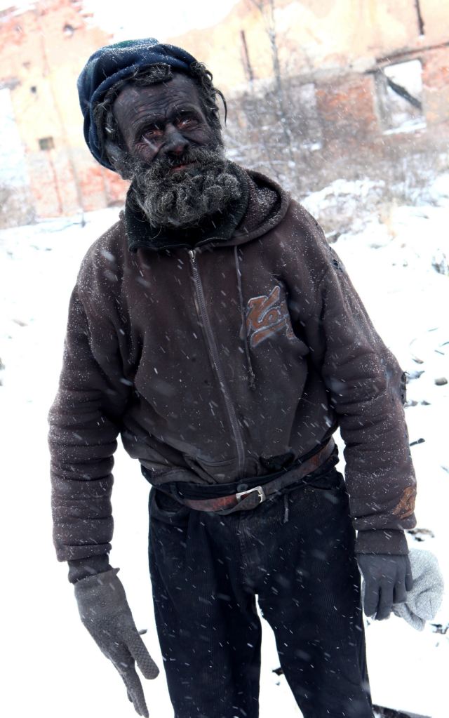 Ludvik Dolezal mặc chỉ là một lông cừu và găng tay để giữ ấm trong mùa đông lạnh