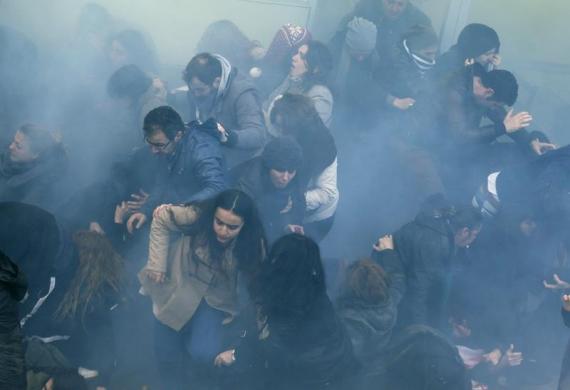 Người biểu tình chống chính phủ bỏ chạy khi cảnh sát bán đạn hơi cay để giải tán đám đông ở quảng trường Taksim, Istanbul, Thổ Nhĩ Kỳ.