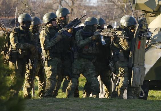 Lực lượng vũ trang được cho là thuộc quận đội Nga đứng sau xe bọc thép khi họ cố gắng chiếm một căn cứ quân sự ở Belbek, Crimea.