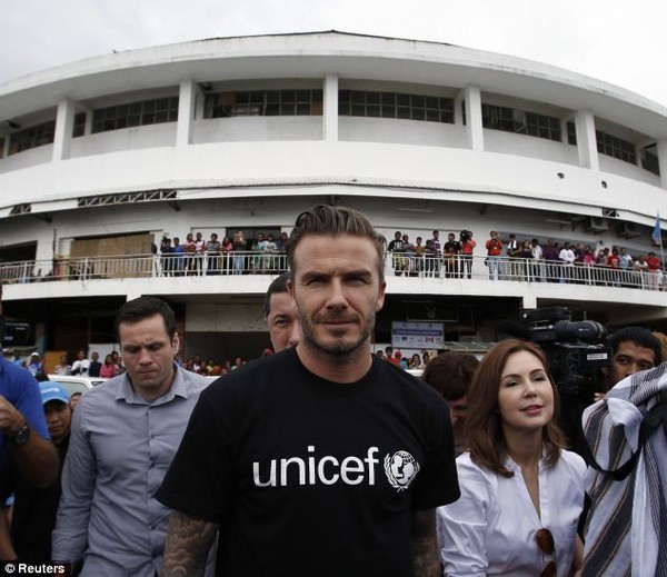 Beckham tặng thiệp Valentine cho nạn nhân bão Haiyan tại Philippines 9