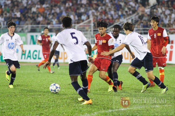 Cầu thủ U19 Việt Nam rủ nhau cởi áo tặng fan 9