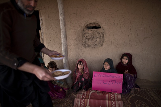 Các nhà hoạt động xã hội người Pakistan phát kẹo cho trẻ em tị nạn người Afghanistan ở ngoại ô Islamabad.