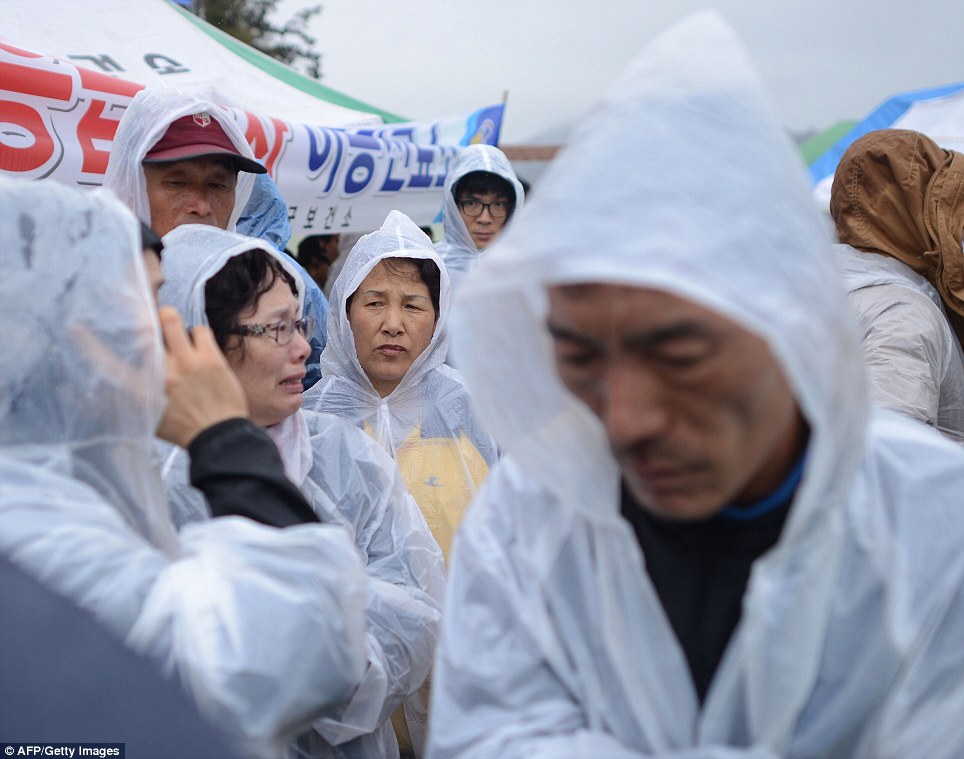 Chán nản: Một người đàn ông cúi đầu trước mặt người phụ nữ khác trong mưa trên đảo Jindo