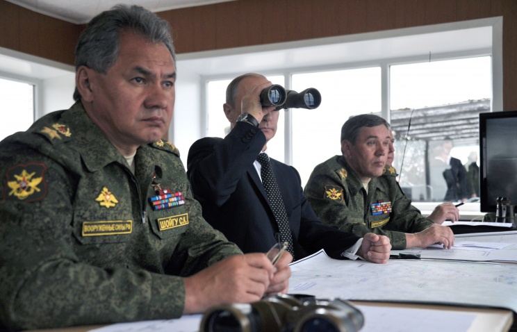 Tổng thống Nga Vladimir Putin và Bộ trưởng quốc phòng Sergei Shoigu trong một cuộc tập trận của quân đội Nga hồi tháng 7/2013