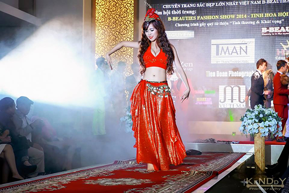 
	Mai Thỏ biểu diễn Belly dance trên sân khấu thời trang.