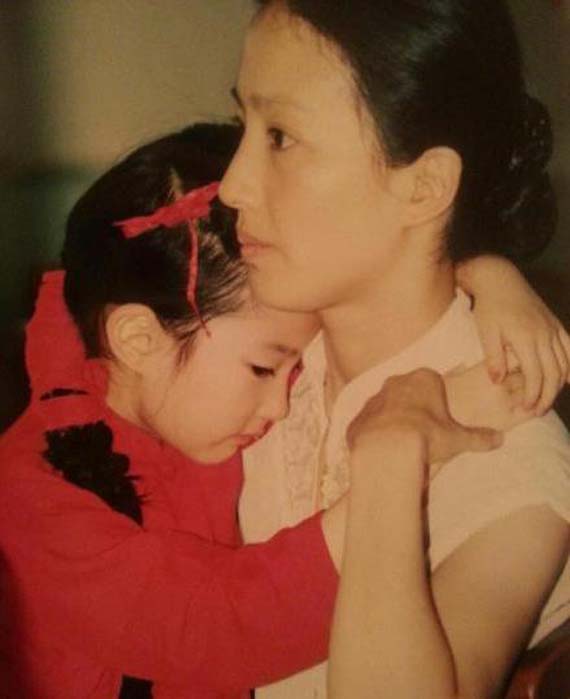 Lưu Diệc Phi khoe ảnh chụp với mẹ hồi nhỏ.