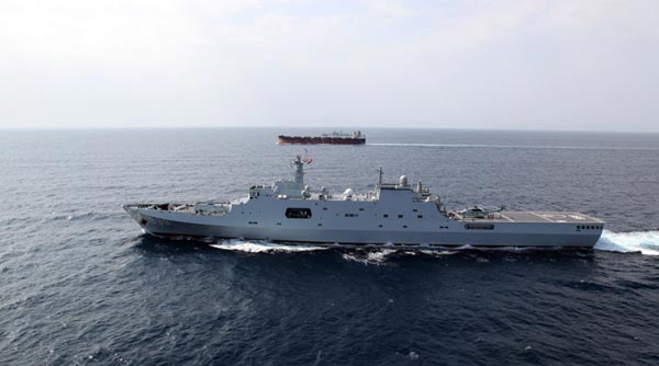 Hải quân Trung Quốc đã điều động tàu đổ bộ cỡ lớn 999 Tĩnh Sơn Cương Type-071 lớp Ngọc Chiêu đến biển Đông tham gia tìm kiếm. Chiếc tàu này có lượng giản nước tới 20.000 tấn với thời gian hoạt động trên biển rất lâu nên có thể hỗ trợ đắc lực cho hoạt động tìm kiếm cũng như cứu nạn chiếc máy bay xấu số của Malaysia.
