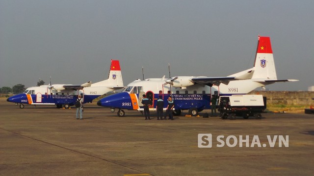 Hai chiếc máy bay CASA đang đậu tại khu vực quân sự sân bay Tân Sơn Nhất