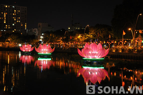 Những bông hoa sen khổng lồ xuất hiện trên kênh Nhiêu Lộc - Thị Nghè được thiết kế hệ thống chiếu sáng theo kiểu đèn lồng  tạo được dấu ấn và thu hút người xem.