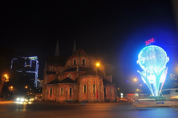 Quả địa cầu lớn được đặt tại giao lộ Lê Duẩn - Phạm Ngọc Thạch, bên cạnh nhà thờ Đức Bà