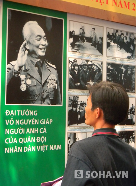 Kỷ niệm 60 năm chiến thắng lịch sử Điện Biên Phủ và sự ra đi của Đại tướng Võ Nguyên Giáp, đường sách có khu trưng bày về cuộc đời và sự nghiệp của đại tướng.