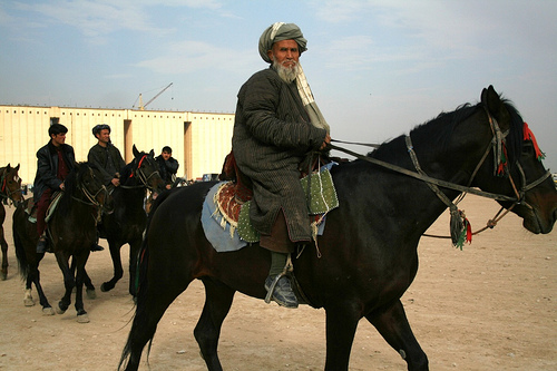 Một người dân đang cưỡi ngựa tại vùng Nội Mông Cổ: ảnh studiomme.com