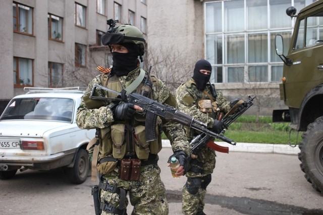 Dân quân miền đông Ukraine với những chiếc mặt nạ. Đã có nhiều cáo buộc cho rằng lính Nga đang đội lốt dân quân Ukraine.