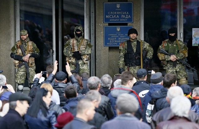 Lực lượng dân quân đứng canh gác trước cửa tòa thị chính thành phố Slavyansk