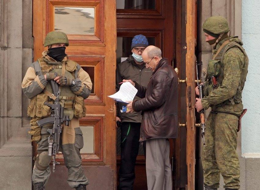 Một người lính ở Crimea mang quân phục ngụy trang Gorka (bên trái).