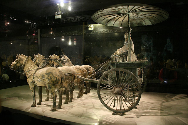 Du khách chiêm ngưỡng một cỗ xe ngựa thời nhà Tần tại Trung Quốc, cảnh đua ngựa tại Hồng Kông: ảnh horseacing.about.com