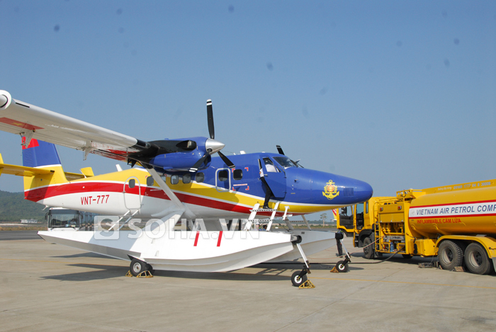 Thủy phi cơ DHC-6 nạp nhiên liệu taị sân bay Phú Quốc. Ảnh: Trọng Thiết