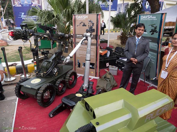 Robot xữ lý bom mìn và vật liệu nổ tự chế Daksh do DRDO, Ấn Độ phát triển.