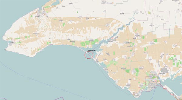 Vị trí chiếc tàu bị đánh đắm (trong ngoặc đỏ) nhìn từ Google map. Phía trong vịnh Donuzlav là căn cứ phía Nam của Hải quân Ukraine.