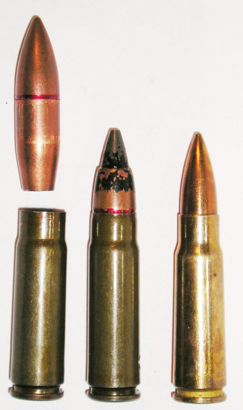 Đạn 9x39 so với đạn 7,62x39 (ngoài cùng bên phải)