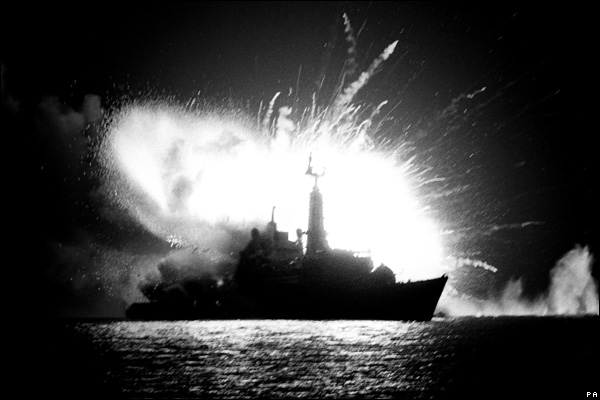 Tàu HMS Antelope nổ tung sau khi ngọn lửa cháy lan tới kho đạn