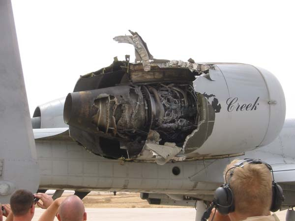 Chiến tranh Vùng Vịnh lần 2: một chiếc A-10 bị trúng tên lửa vào động cơ bên phải