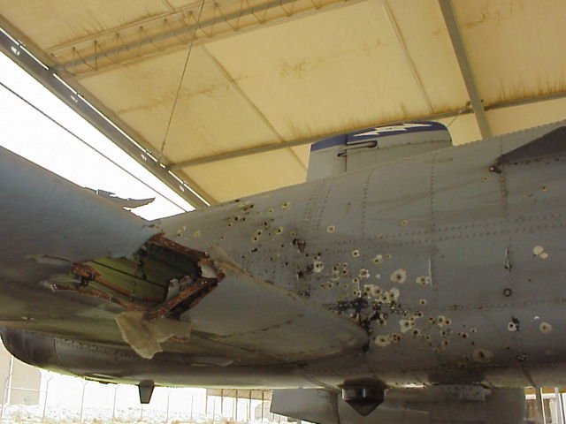 Chiến tranh Vùng Vịnh lần 2: một chiếc A-10 hạ cánh an toàn sau khi trúng đạn bên trên Baghdad và hỏng toàn bộ hệ thống thuỷ lực