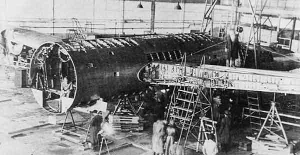 Một chiếc B-29 đang được tháo dỡ và nghiên cứu tại Moscow