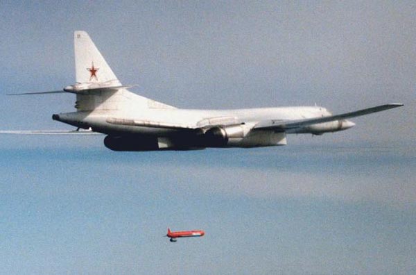 Tên lửa Kh-55 được phóng đi từ máy bay ném bom chiến lược Tu-160 trong một cuộc tập trận.