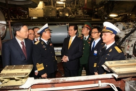 Hình ảnh thực tế bên trong khoang vũ khí của tàu ngầm Kilo Hà Nội. Đây là hình ảnh được chụp nhân chuyến thăm của Thủ tướng Nguyễn Tấn Dũng đến tàu ngầm Hà Nội khi tàu còn ở Nga. Phía sau lưng Thủ tướng là tên lửa hành trình chống hạm Klub-S (đây là hình ảnh đầu tiên cho thấy tên lửa Klub-S nằm trong tàu ngầm Hà Nội).