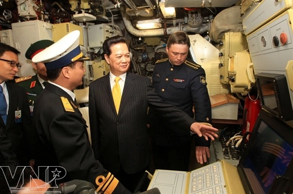 Thiết bị được Thủ tướng Nguyễn Tấn Dũng chỉ trong bức ảnh này là thiết bị điều khiển dẫn bắn cho tên lửa chống hạm Klub-S, có thể thấy rằng đây là các thiết bị thế hệ mới rất hiện đại.