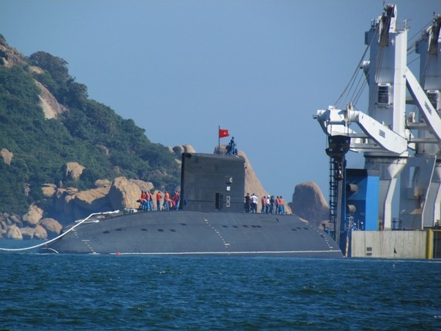 Lá cờ Tổ quốc tung bay trên tháp tàu ngầm Kilo Hà Nội sau khi con tàu được đưa ra khỏi tàu vận tải Rolldock Sea hôm 3/1.