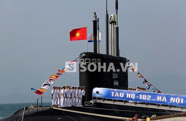 Lá cờ Tổ quốc và cờ Hải quân tung bay trên đài chỉ huy của Tàu ngầm HQ-182 Hà Nội.