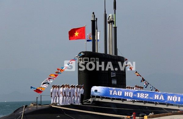  	Lá cờ Tổ quốc và cờ Hải quân tung bay trên đài chỉ huy của Tàu ngầm HQ-182 Hà Nội.