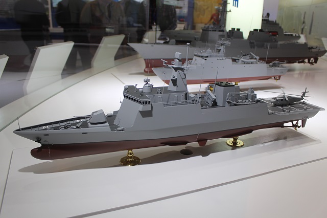 Tại DSA 2014 các gian hàng trưng bày sản phẩm tàu chiến và thiết bị hải quân thu hút được rất nhiều sự chú ý của quan khách (trong ảnh là mẫu tàu hộ tống mới của Tập đoàn DSME, Hàn Quốc).