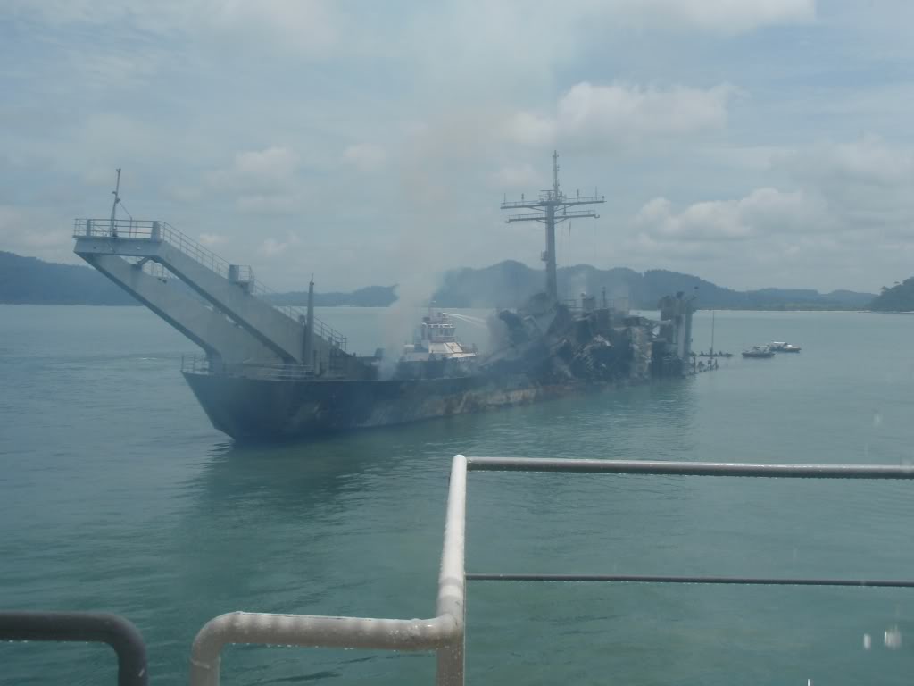 Tàu đổ bộ KD Sri Inderapura có lượng giãn nước đầy tải lên đến 8.792t và chở được 360 lính đổ bộ. Nhưng trong suốt thời gian phục vụ Hải quân Malaysia thì tàu KD Sri Inderapura đã bị cháy 2 lần vào ngày 16-12-2002 và lần cháy vào ngày 8-10-2009 đã phá huỷ gần như toàn bộ con tàu và Hải quân Malaysia đã loại biên con tàu vào ngày 21-1-2010. Hiện nay Hải quân Malaysia không có bất kỳ tàu đổ bộ cỡ lớn nào.