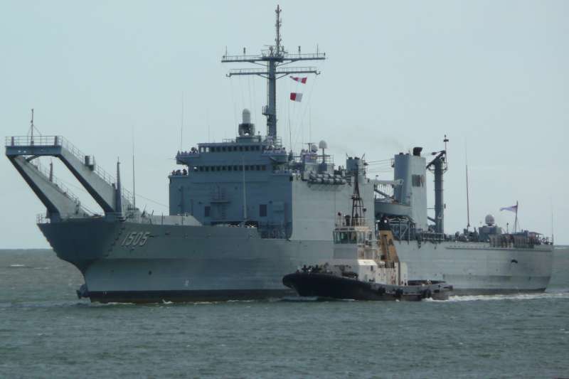 Về tàu đổ bộ, trước đây Hải quân Malaysia có 1 tàu đổ bộ tăng (LST) lớp Newport mang tên KD Sri Inderapura được Mỹ chuyển giao vào ngày 16-12-1994.