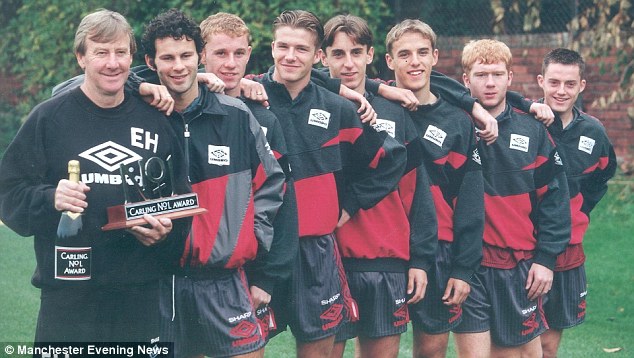 Lứa thế hệ vàng 1992 của Man United: Ryan Giggs, Nicky Butt, David Beckham, Gary Neville, Phil Neville, Paul Scholes và Terry Cooke. HLV Eric Harrison