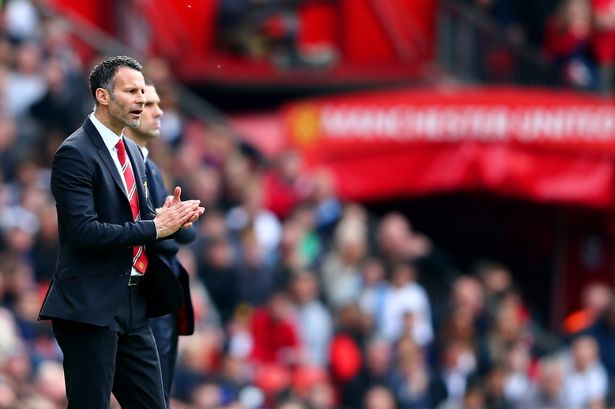 HLV Giggs sẽ tự đưa mình vào sân