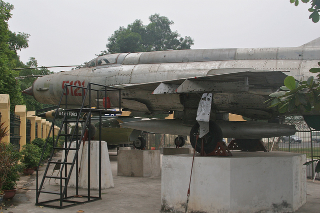 Chiếc MiG-21MF mang số hiệu 5121 tại của Phạm Tuân, đã bắn hạ máy bay B-52. Ảnh chụp tại Bảo tàng Lịch sử Quân sự VN
