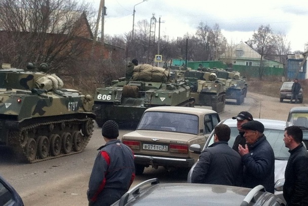 Hình ảnh phương tiện quân sự Nga di chuyển về khu vực gần biên giới với Ukraine