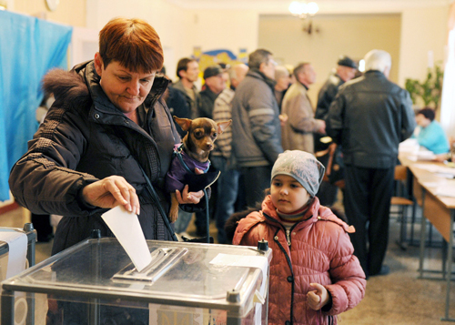 Một người dân Crimea đi bỏ phiếu trong cuộc trưng cầu dân ý ngày 16/3.