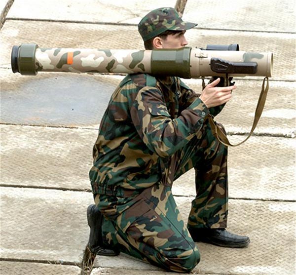 RPG-32 là một súng phóng lựu chống tăng cá nhân hiện đại, một hậu duệ của RPG-7 dừng lanh.