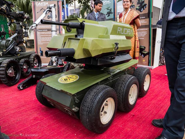 Robot chiến đấu không người lái Rudra do DRDO phát triển. Rudra được trang bị 1 súng máy 7,62mm cùng một súng phóng lựu 40mm.