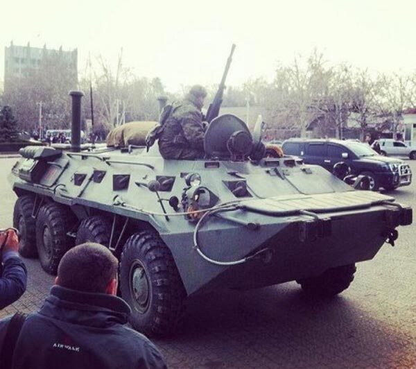 Xe thiết giáp của Nga đã xuất hiện tại quảng trường chính của thành phố Sevastopol, Ukraine.